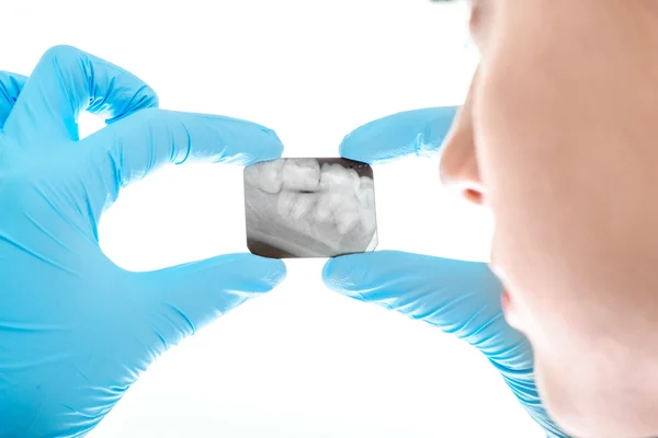 Tandläkare titta på dental röntgen — Stockfoto