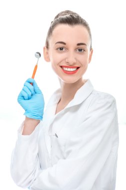 Beyaz arka plan üzerinde doktor genç kadın portresi