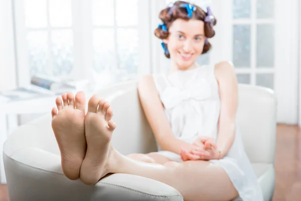 Young woman relaxing at home — Stock Photo, Image