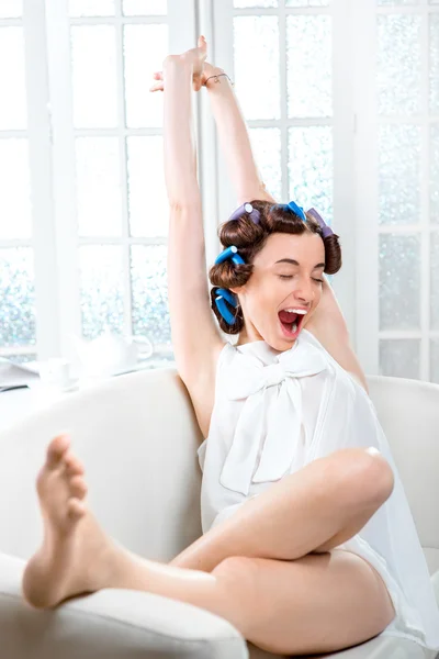 Jovem relaxante em casa — Fotografia de Stock