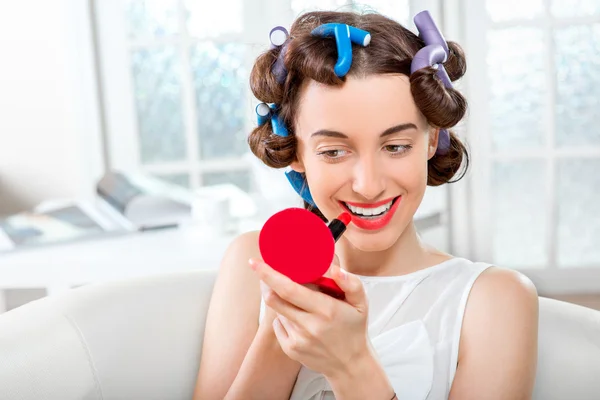 Mujer sonriente con rizadores de pelo —  Fotos de Stock