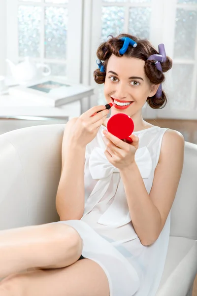 Mujer sonriente con rizadores de pelo — Foto de Stock