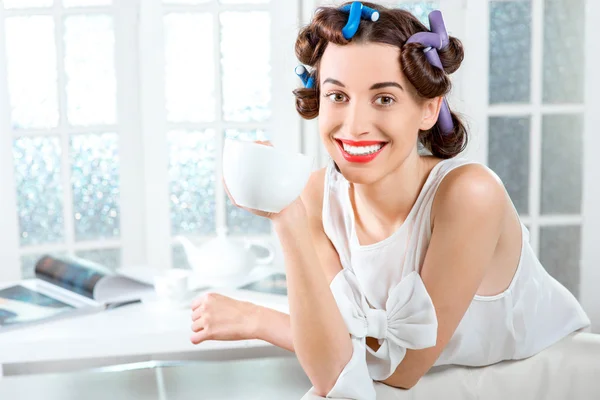 Mujer joven relajándose en casa — Foto de Stock