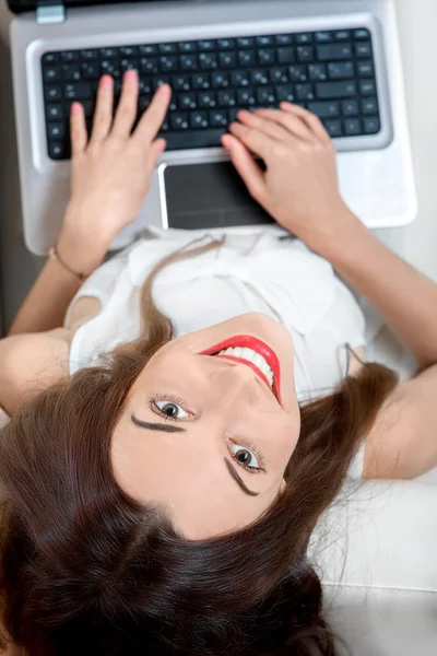 Femeie cu laptop — Fotografie, imagine de stoc