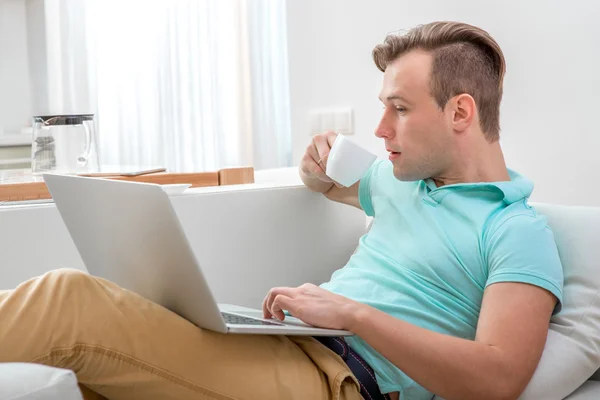 Man werkt met laptop — Stockfoto