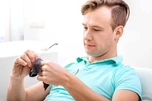 Man werkt met laptop — Stockfoto