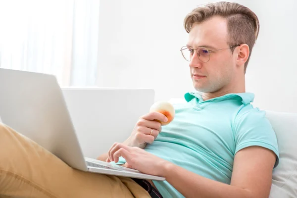 Man werkt met laptop — Stockfoto