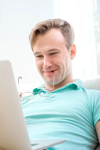 Man werkt met laptop — Stockfoto