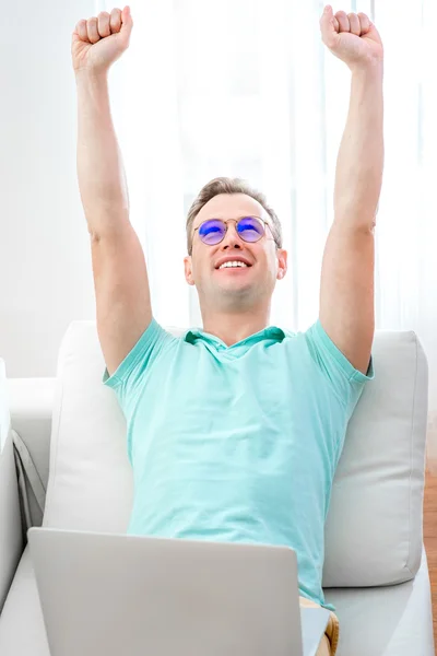 Man werkt met laptop — Stockfoto