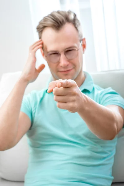 Man wijzende vinger — Stockfoto