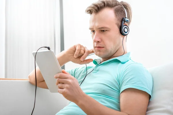 Man listening to the music — Stock Photo, Image