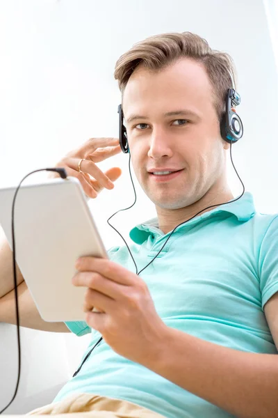 Man listening to the music — Stock Photo, Image