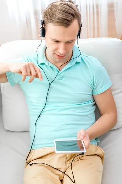 Man listening to the music — Stock Photo, Image