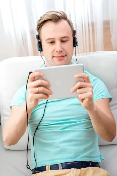 Man listening to the music — Stock Photo, Image