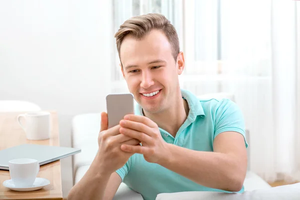 Mann mit Gerät sitzt zu Hause — Stockfoto