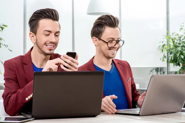 Two brothers twins working at the office — Stock Photo, Image