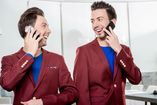 Irmãos de negócios gêmeos com telefones — Fotografia de Stock