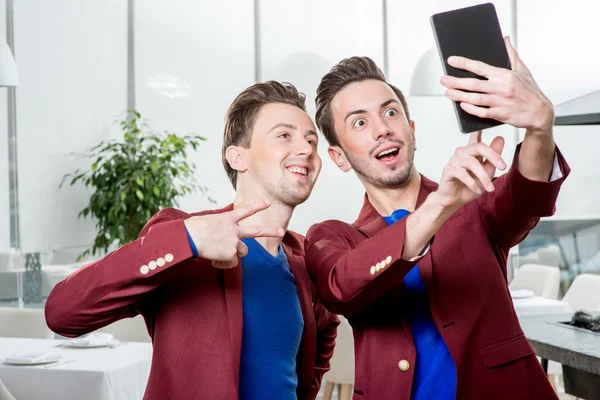 Bratři dvojčata s selfie Foto — Stock fotografie