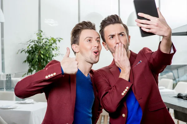 Brüder Zwillinge machen Selfie-Foto — Stockfoto