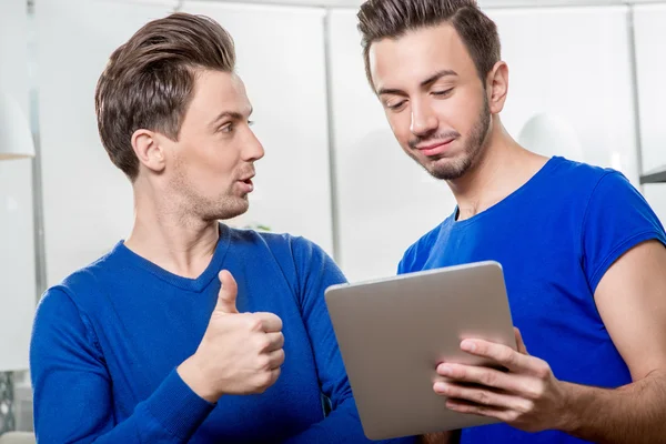 Brothers with digital tablet — Stock Photo, Image