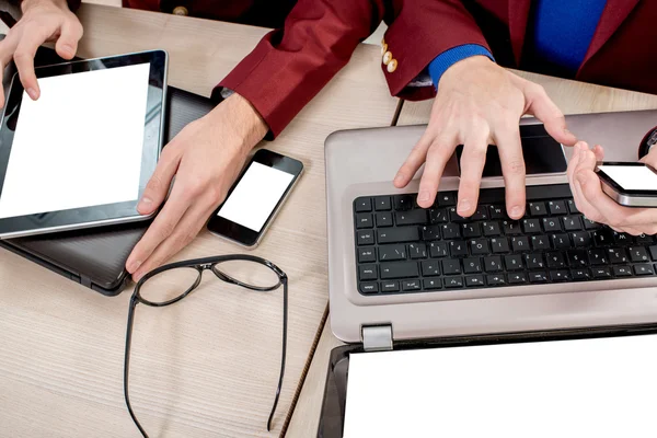 Met behulp van verschillende digitale gadgets — Stockfoto