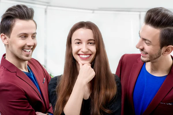 Vrouw kiezen vriendje — Stockfoto