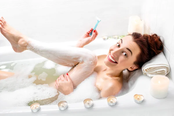 Woman shaving — Stock Photo, Image