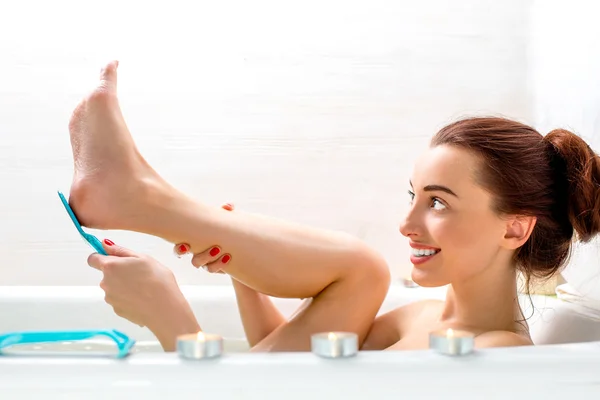 Mujer bañándose —  Fotos de Stock