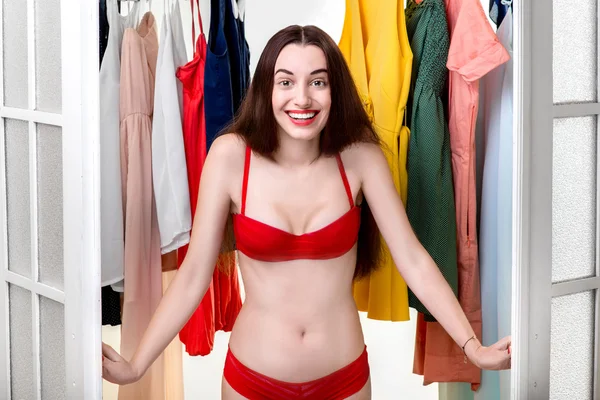 Mulher de guarda-roupa — Fotografia de Stock