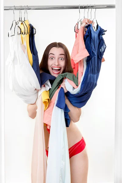 Kvinna i garderob — Stockfoto