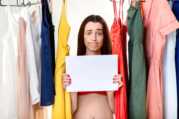 Frau im Kleiderschrank — Stockfoto