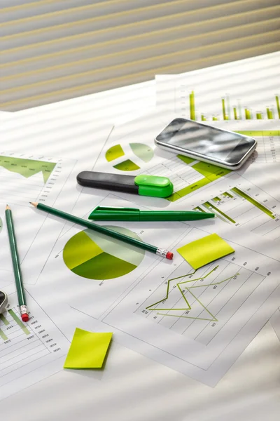 Mesa de oficina con material de trabajo — Foto de Stock