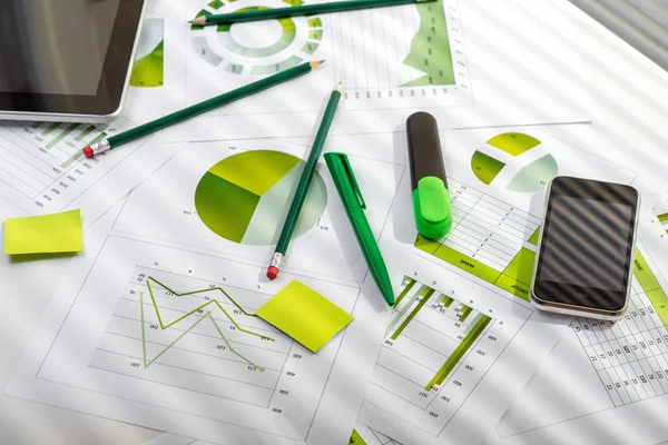 Mesa de oficina con material de trabajo — Foto de Stock