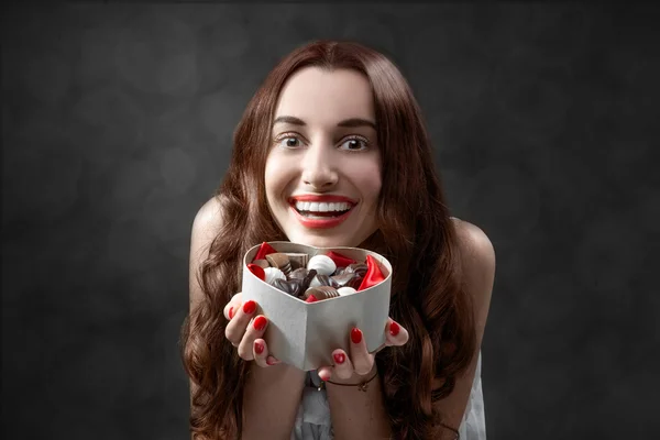 Mulher com doces. Conceito feliz Valentine — Fotografia de Stock