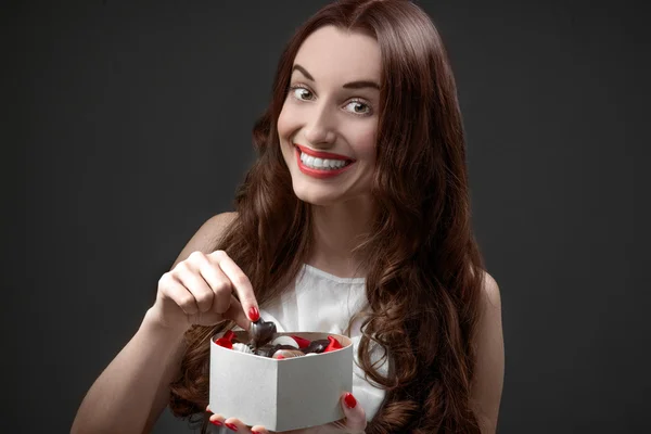 Mujer con dulces. Concepto de San Valentín —  Fotos de Stock