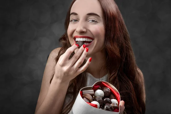 Mulher com doces. Conceito feliz Valentine — Fotografia de Stock