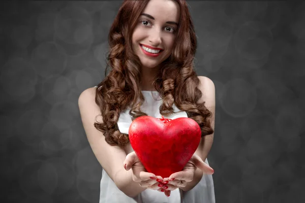 Kvinna med rött hjärta — Stockfoto