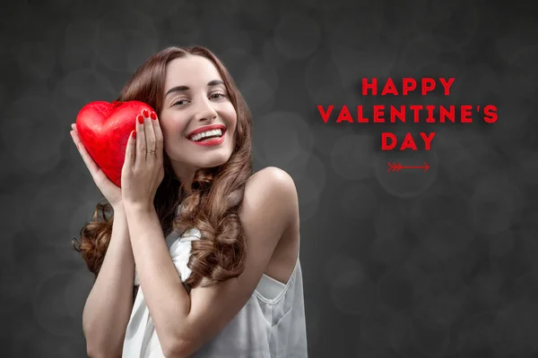 Mujer con corazón rojo — Foto de Stock