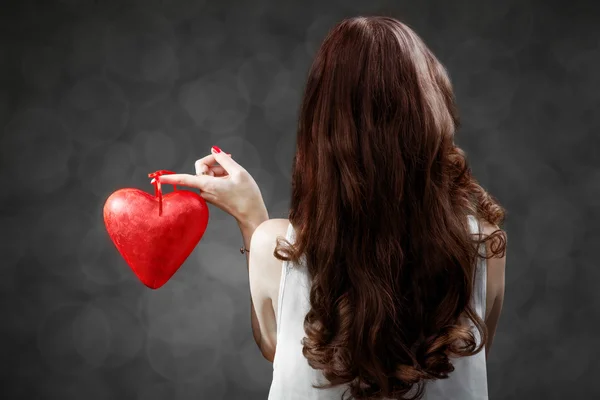 Женщина с красным сердцем — стоковое фото