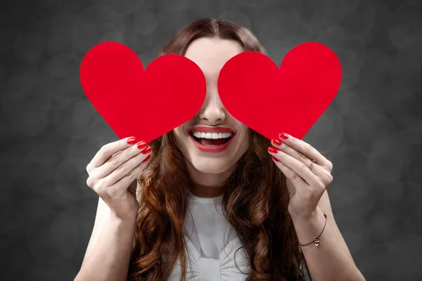 Kobieta z czerwone serca — Zdjęcie stockowe