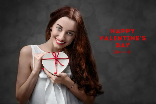 Mujer con caja del corazón — Foto de Stock