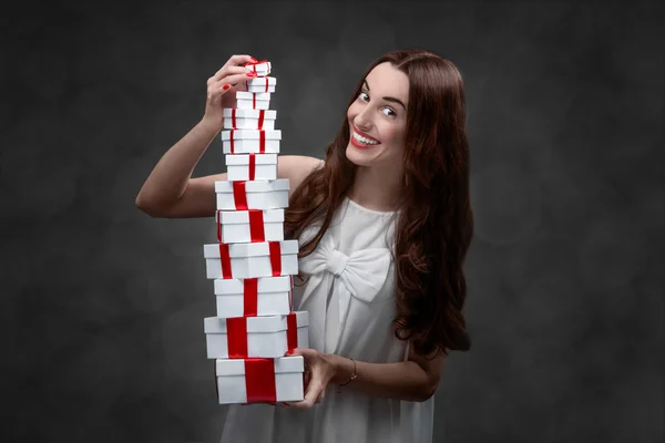 Donna con scatole regalo — Foto Stock