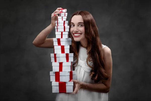 Vrouw met huidige dozen — Stockfoto