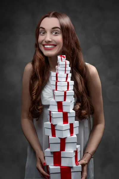 Femme avec des boîtes cadeaux — Photo