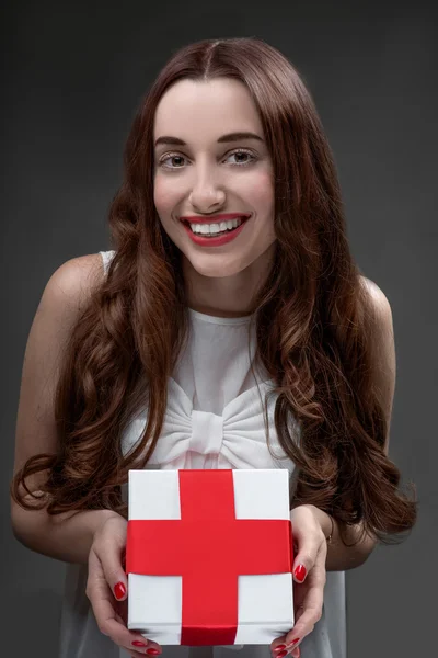 Mulher com cruz vermelha — Fotografia de Stock