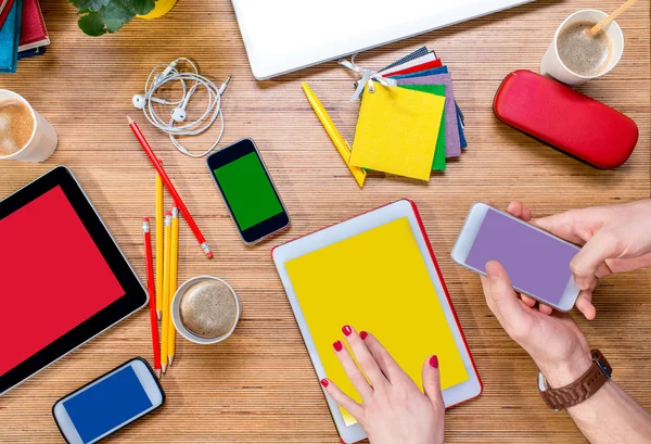 Werken met gadgets op tafel — Stockfoto