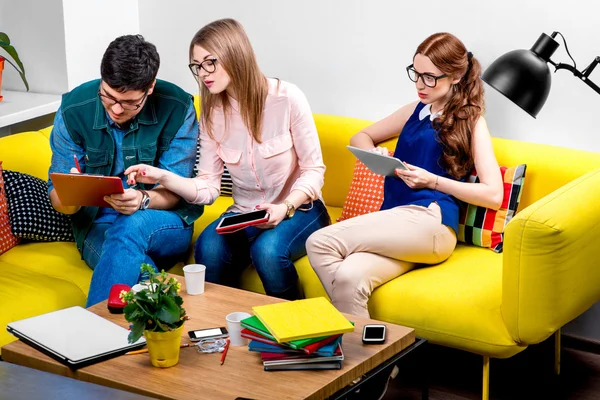 Estudiantes trabajando en el sofá — Foto de Stock