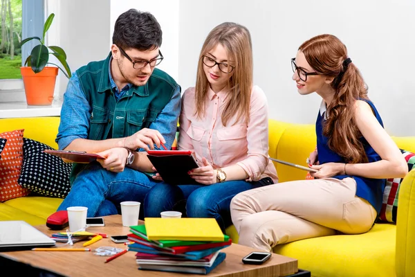 Studenti pracují na gauči — Stock fotografie