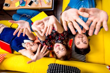 Kanepede uyuyan ve yorgun öğrenciler