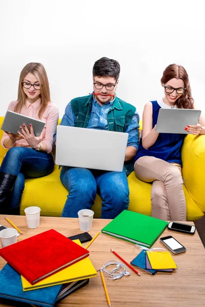 Estudiantes trabajando en el sofá — Foto de Stock